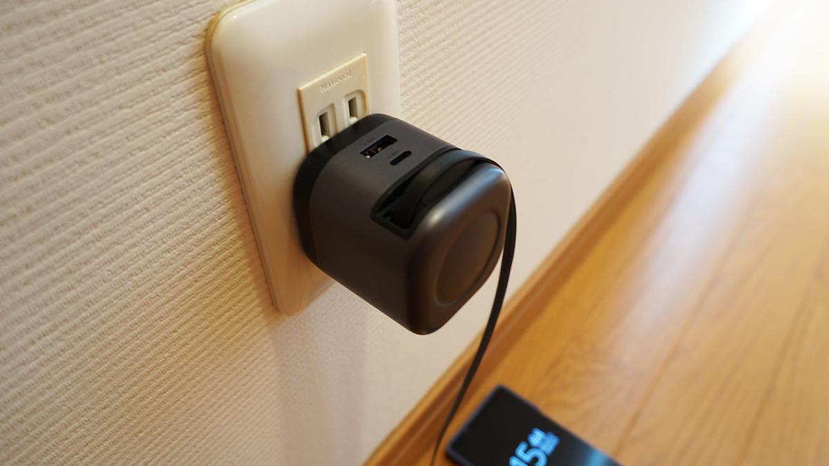 シュルッと「ワンプル」で充電開始。UGREENの巻取り式ならケーブル絡みゼロで快適だ