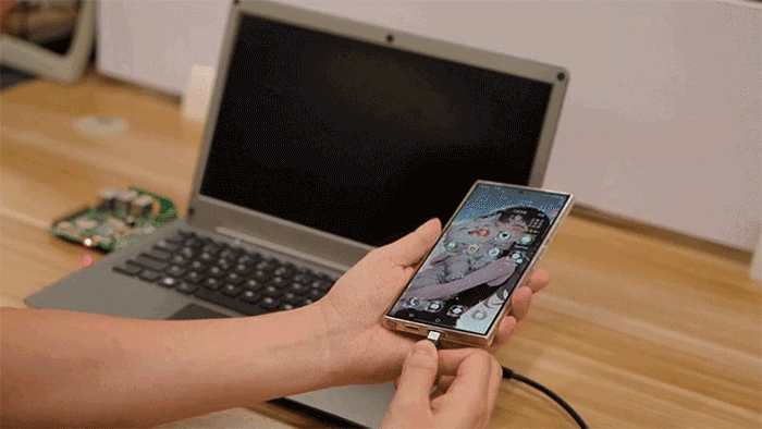 重いノートPCよ、さらば。カフェが快適なオフィスになる画期的なモニター