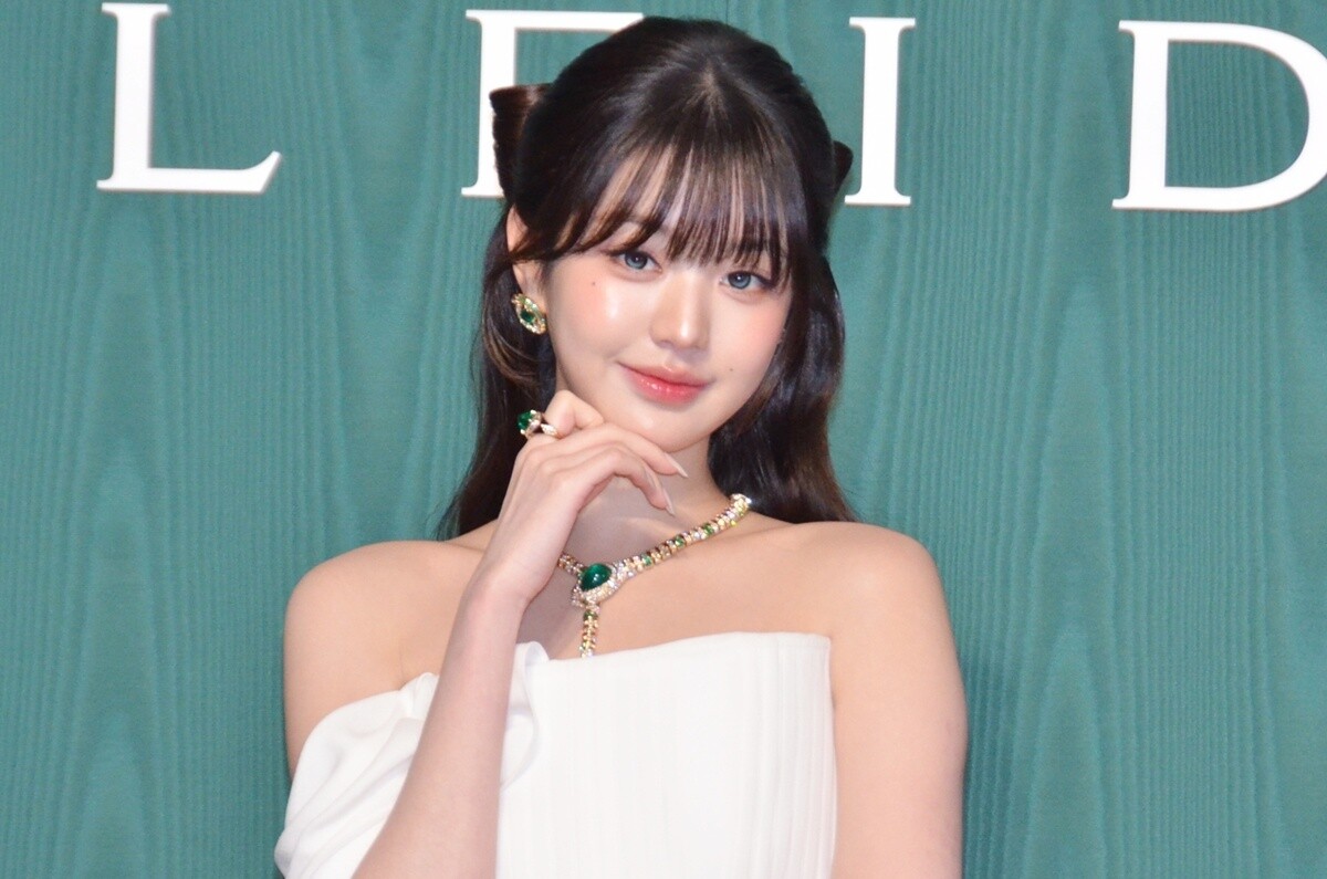 IVEウォニョン、ボディライン際立つ純白ドレス姿　エメラルドのジュエリーが「目立つように」
