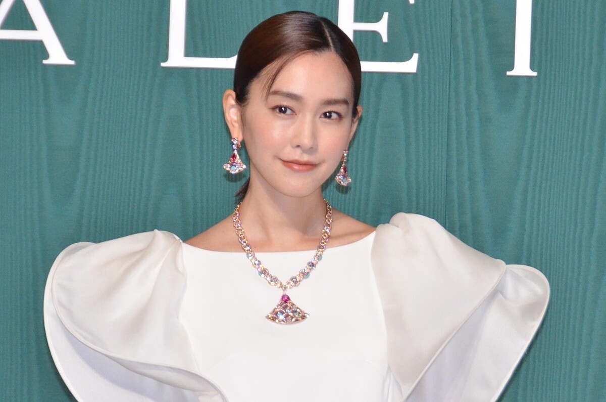 桐谷美玲、ほっそりウエスト際立つドレス姿で登場　ジュエリーのように「輝いていけたら」
