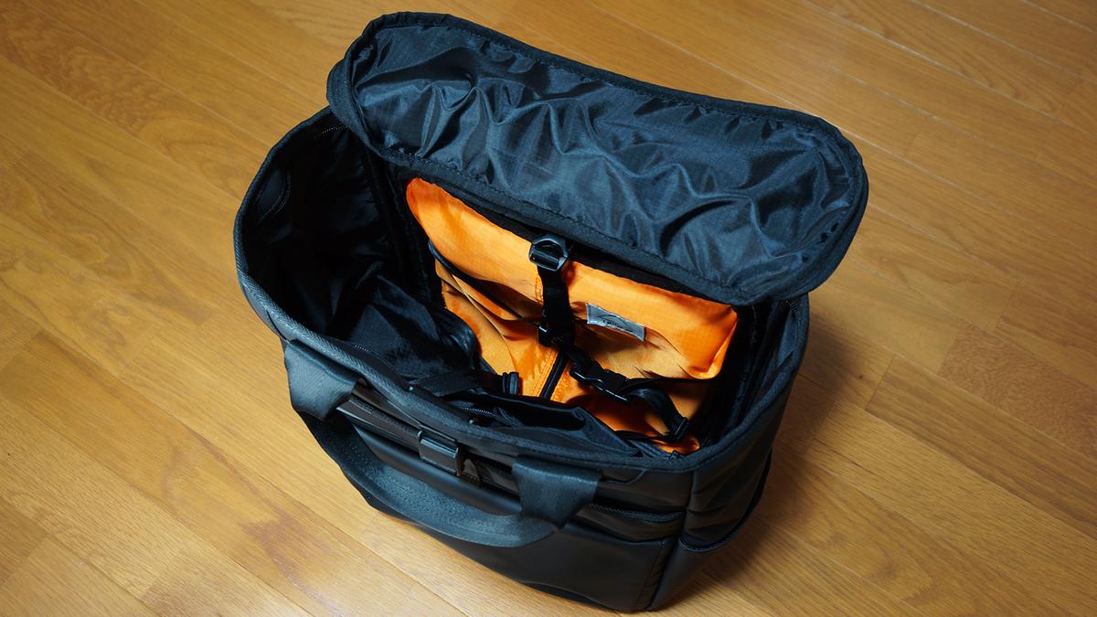 仕事でもそのまま使えるジム用バッグ。水や汚れに強いし、シューズ収納スペースも確保
