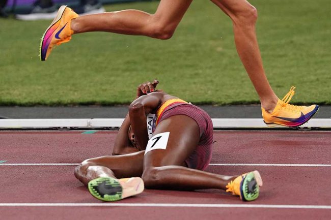 世界陸上で緊急搬送…東京五輪女王が激しく転倒「現在治療中」