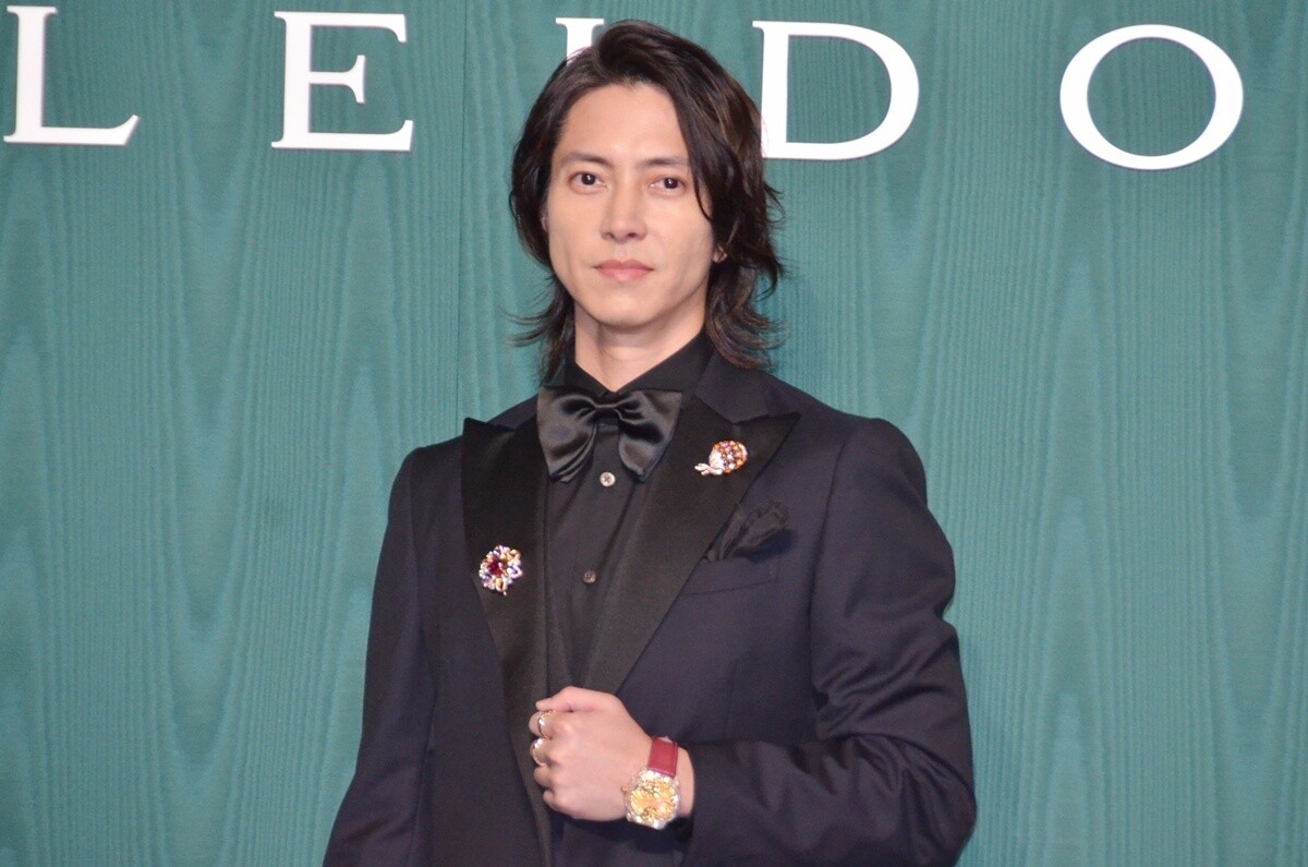 山下智久、ジュエリー輝かせ今後の抱負語る「演劇と音楽の道を突き詰めて…」