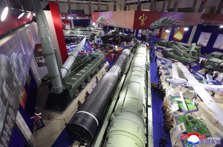 北朝鮮が軍事パレード　新型の極超音速兵器「火星１１マ」登場、ＩＣＢＭ「火星２０」も