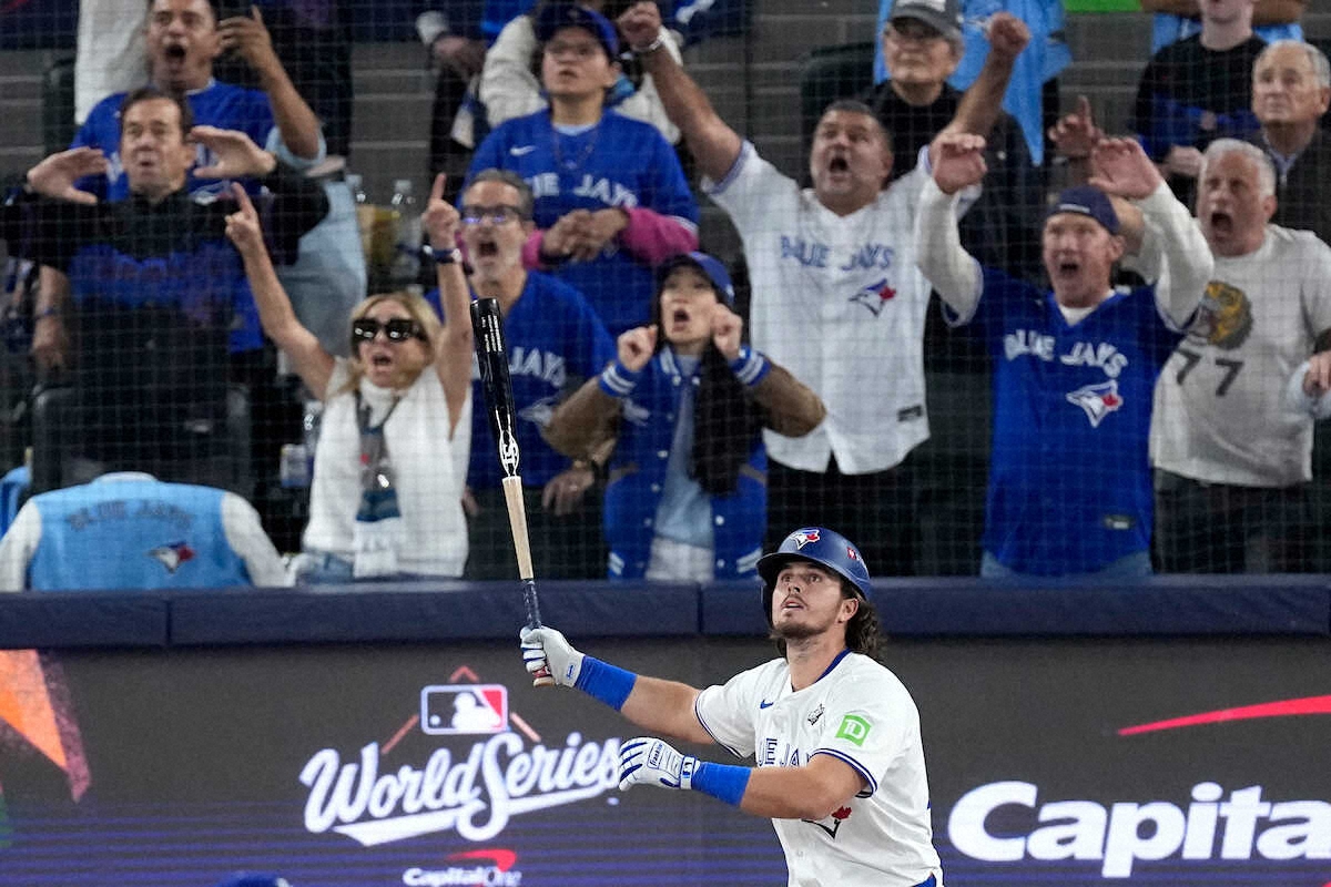 ブルージェイズが6回に一挙9得点で勝ち越し WS史上初バージャー代打満塁弾