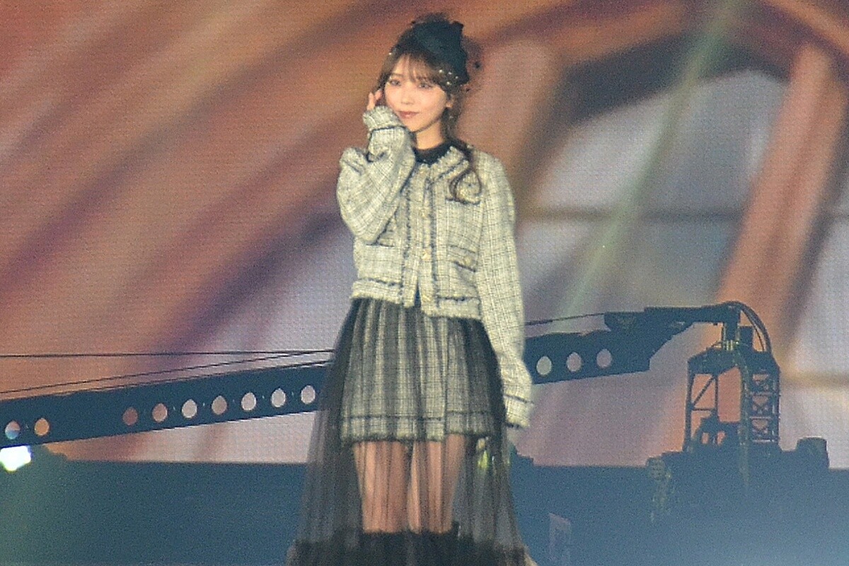 元乃木坂46・与田祐希、透け感たっぷりスカートで美脚見せ