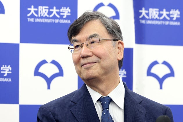 ノーベル賞の大阪大・坂口志文さんと「ワニ博士」の2ショットが話題。「助手みたいな立ち位置」「ミャクミャクの次の人気者」