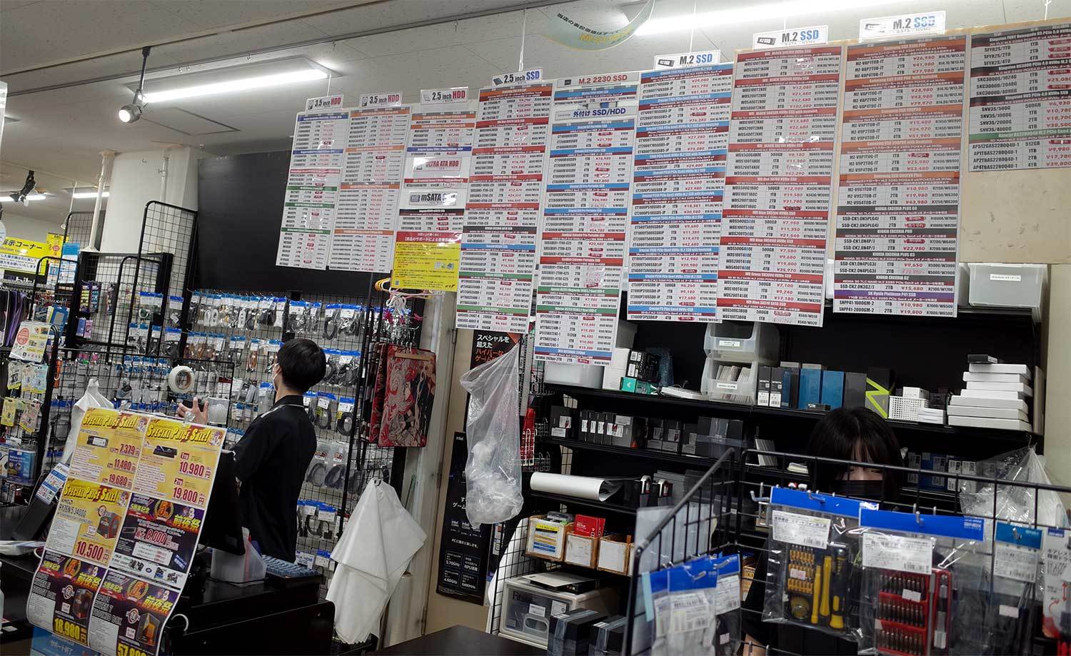 [ITmedia PC USER] パソコンSHOPアークのレジ前にあった感染防止シートが外れる――コロナ禍を経て定着した新たな習慣