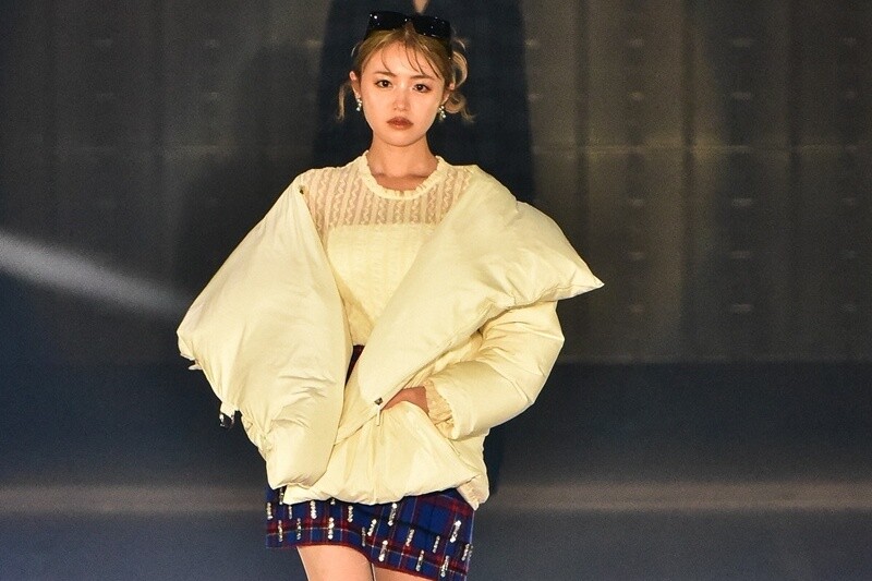 野々村真の長女・香音、美脚あらわなミニスカ×ブーツでランウェイ