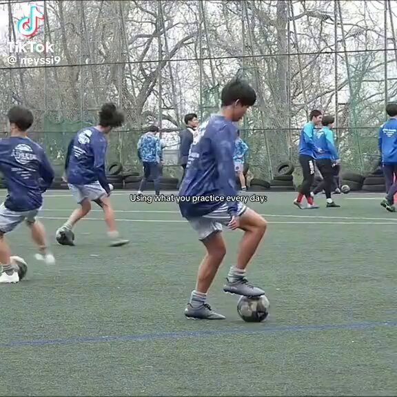 【動画】なめらかすぎるドリブルを披露する日本人の少年が話題に