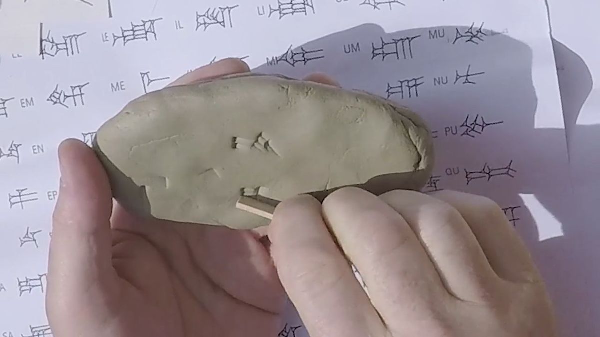 「楔形文字の書き方」を専門家がレクチャーする動画が公開中
