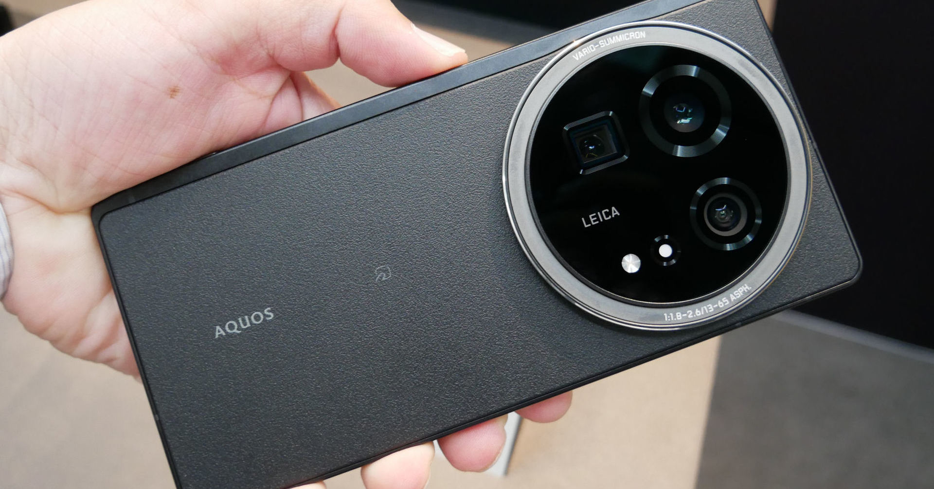 [ITmedia Mobile] シャープ、2025年度中に「AQUOS R10 pro（仮）」は投入しないが「目下検討中」　問われるフラグシップの在り方