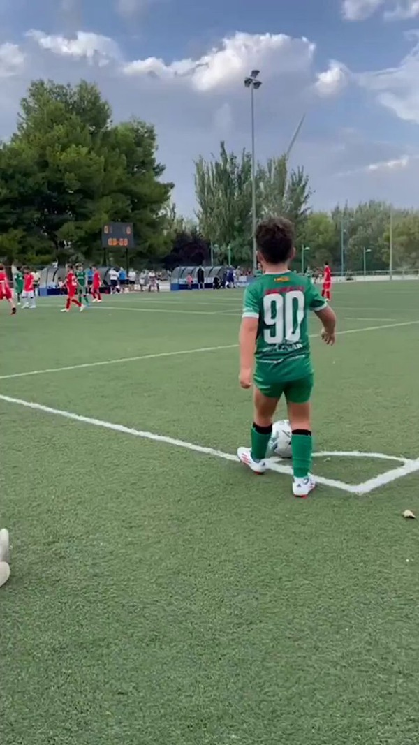 【動画】プレミアリーグで500試合を経験した選手のような少年が見つかるｗｗｗ