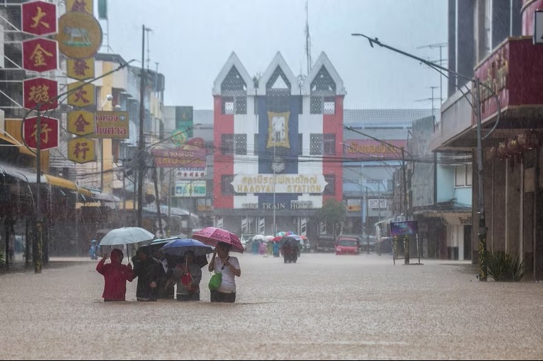 タイ南部で「300年に1度」の豪雨に見舞われる…大規模な洪水が発生