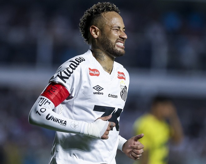 ネイマールが左ひざを負傷 少なくとも年内は欠場する見込み