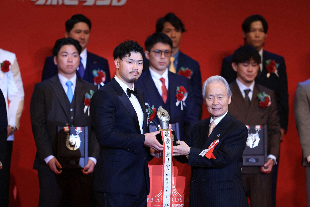 阪神の佐藤輝明がセ・リーグのMVPに選出 球団野手では20年ぶり3人目