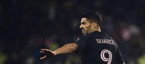 ボールのないところで相手を蹴るもお咎めなし→試合後に処分…スアレス、大一番の出場停止が決定