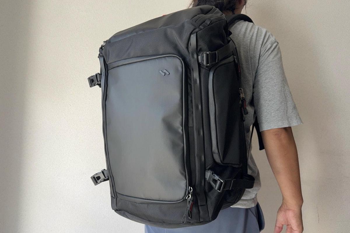 40Lなのにスリム。ガジェット好きの出張を快適にする「わかってる」バックパック