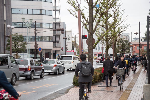 自転車で歩道を通行…歩行者がいたら、こんな運転は「ダメ」。どんな運転？【クイズ】