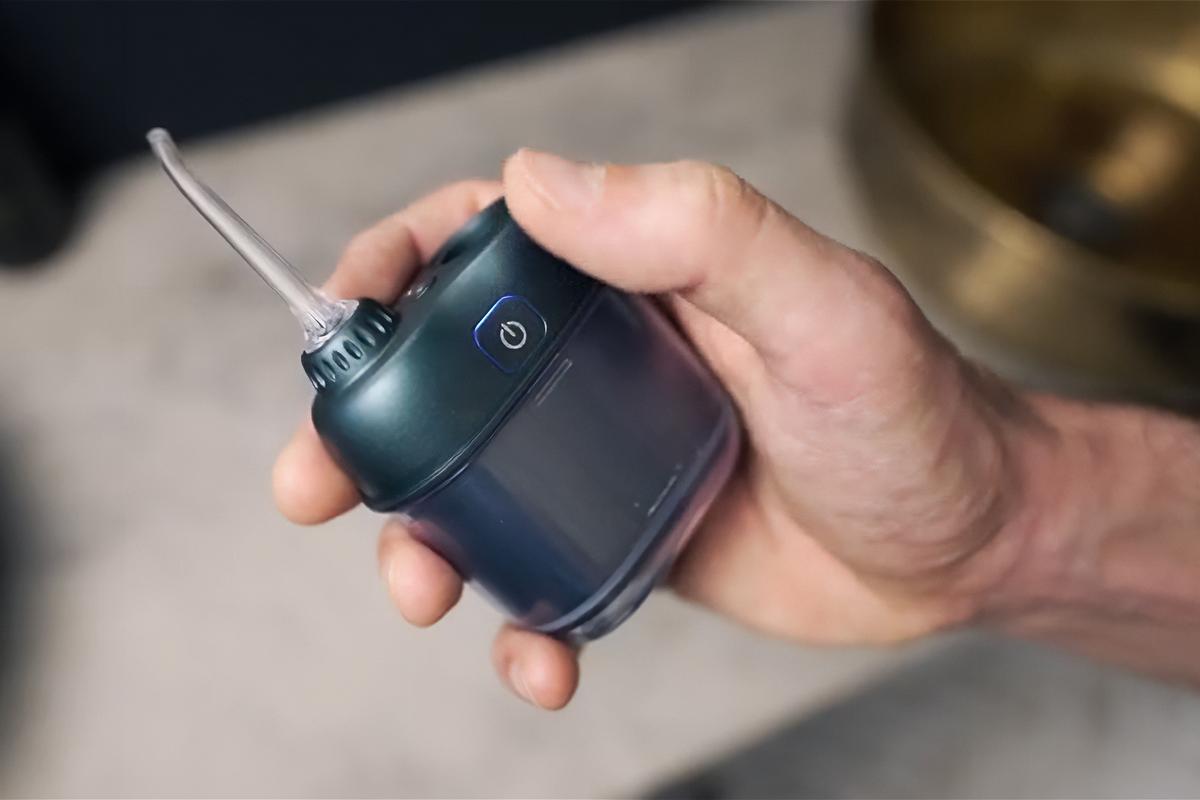 歯ブラシだけじゃ気持ち悪い歯間。水のチカラで外出先でもサッとケアしてみない？