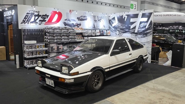 「頭文字D」藤原拓海の“ハチロク”実車展示&グッズ販売も！「ジャパンモビリティショー」ブース出展中