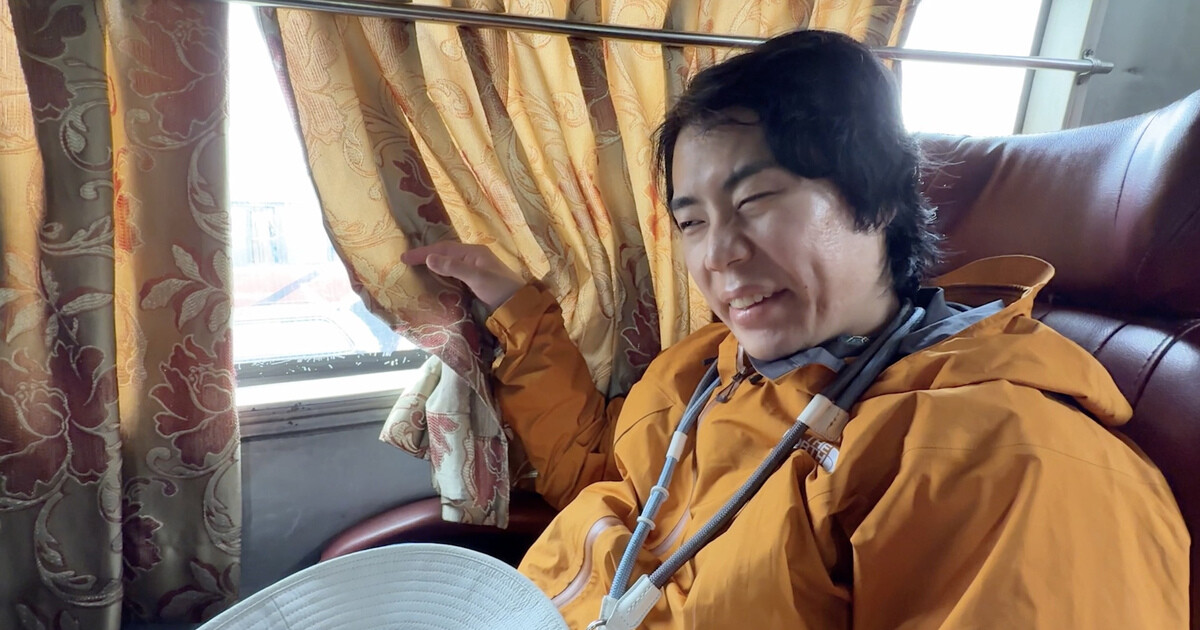 令和ロマンくるま、タクシー移動中に身体に起こった“異変”　突如表情を曇らせ…『世界の果てに、くるま置いてきた』