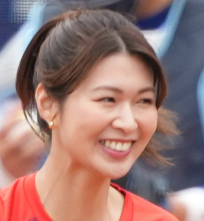 木村沙織さん「ネイビー姿最高すぎ」カジュアル紺色トップス＆グレーのパンツ姿でカニ料理満喫