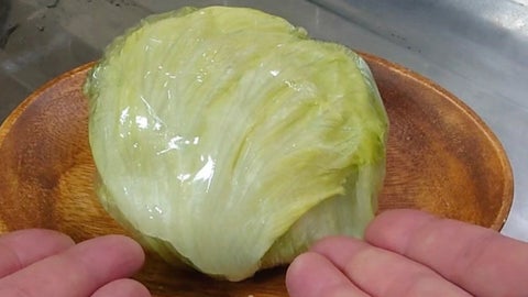 レタスを半分に割ると…驚きの中身に「どうやって作ったのか気になる」「ヘルシーで美味しそう！」