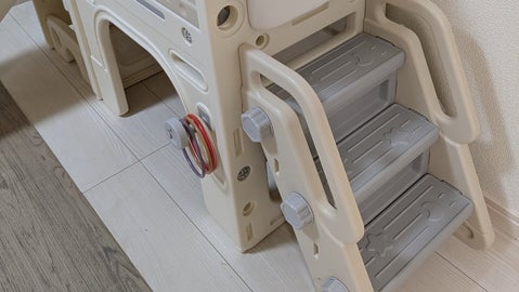 1歳児には上れない階段をクッションで封鎖⇨ミスマッチ感に思わぬ解釈が続々「まるでゲームの世界観」