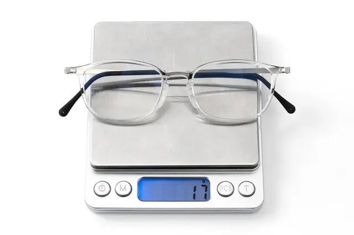 薄さ11mm。スマホのように持ち運べるから、老眼鏡デビューのストレスをカット