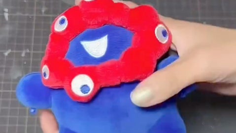 ミャクミャクのぬいぐるみの服作りが話題⇨元パタンナーの技術に「型紙ってこうやって作るのか」「神技」の声