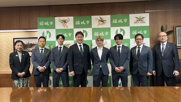 【画像】東京Vの選手、明らかにスーツの着方がおかしいｗｗｗ