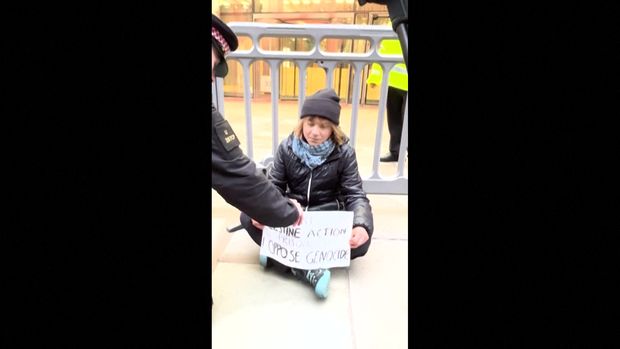 環境活動家 ロンドンで身柄拘束