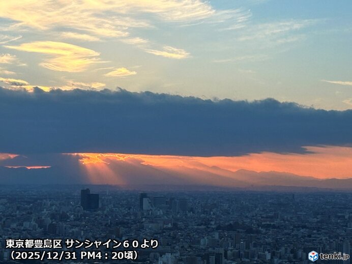 2025年大晦日、都心に今年最後の「天使のはしご」雲の隙間から光差し込む