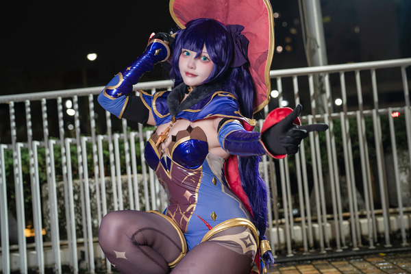 【コスプレ】フィット感のある衣装が作るシルエットが美しい！『原神』モナのくりっとした瞳が可愛い美女レイヤーが夜景に映える【写真9枚】