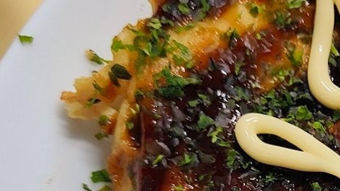 「AI生成だと勘違い」学生のお好み焼きマヨネーズアートが上手すぎた⇨「マヨでこんなに器用に描けるのか」