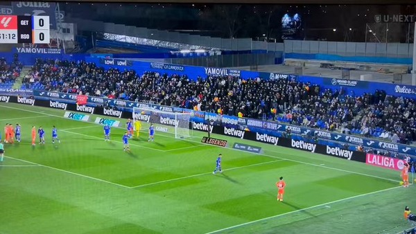 【動画】久保、ショートコーナーから良い位置にクロスを上げるも誰もおらず唖然