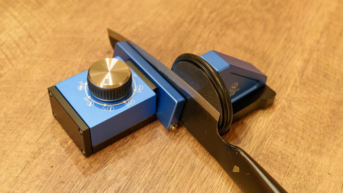 トマトが潰れないって、こんなに気持ちよかったっけ？転がすだけの包丁研ぎを試してみた