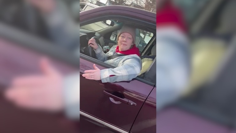 米ICEによる女性射殺、携帯電話の映像浮上で捜査官の対応に新たな疑問