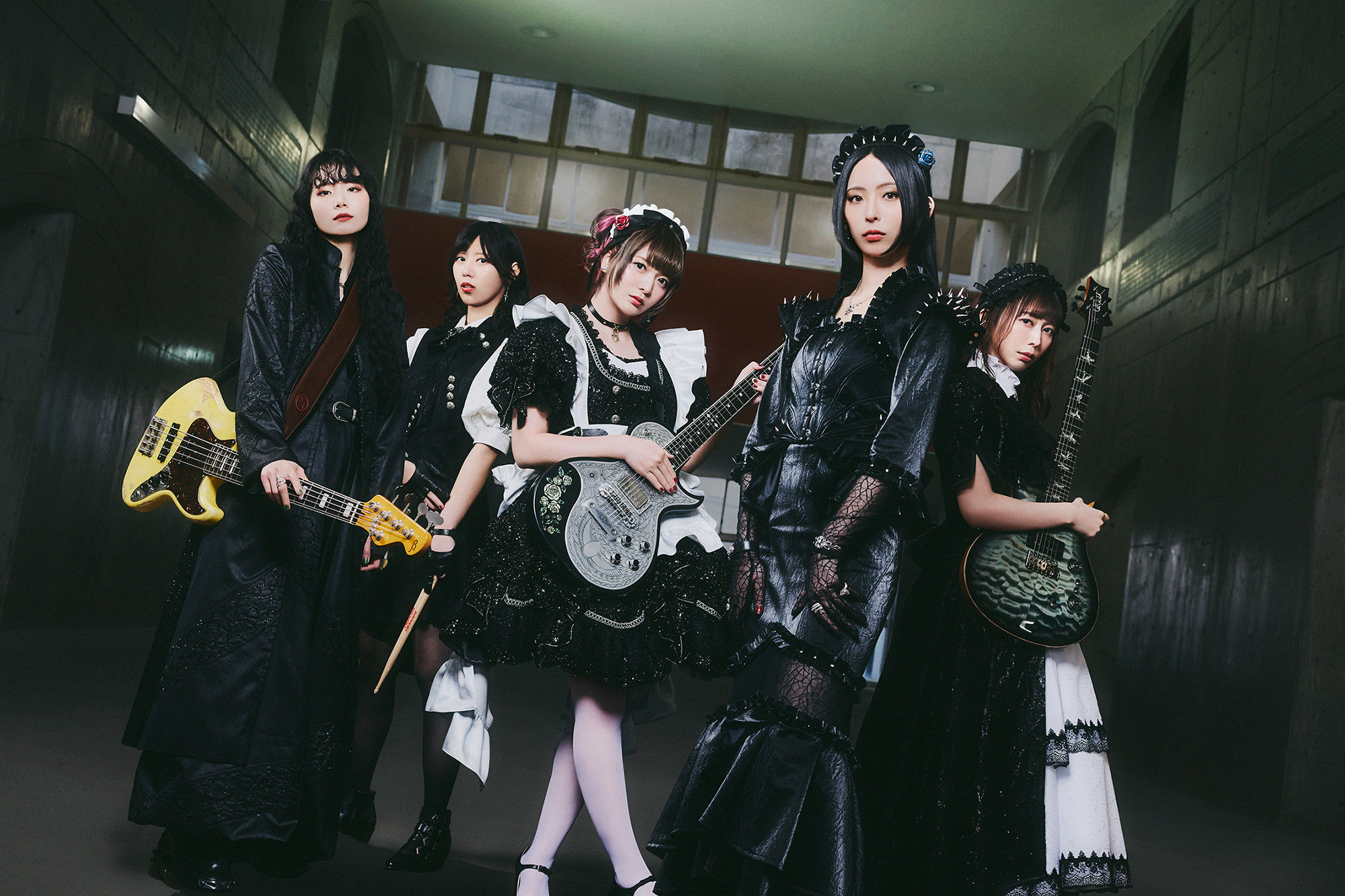 BAND-MAID、全公演完売の『BAND-MAID TOUR 2025』ツアーファイナル公演より「without holding back」お給仕(ライブ)映像を公開
