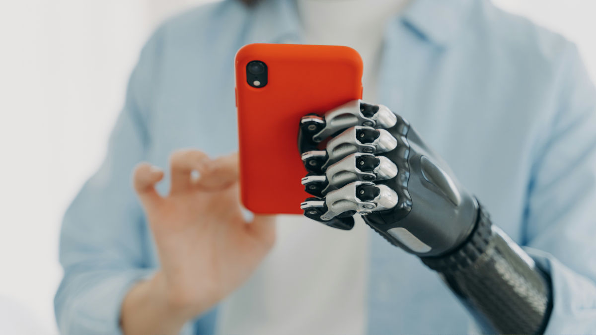 「AIに肯定的な人」はソーシャルメディアに多くの時間を費やす傾向があるとの研究結果