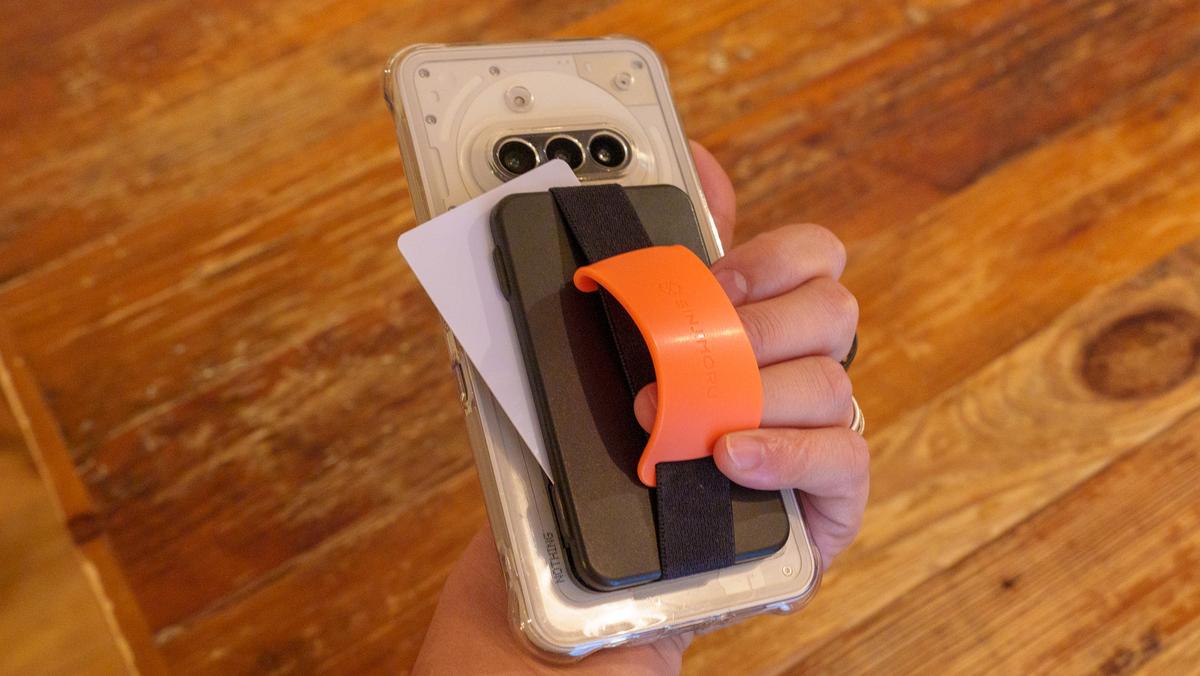 リング付きケースの弱点を取っ払った背面アクセサリー。お財布的にも使えて便利！