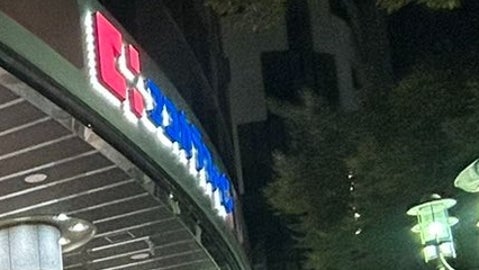 バカでかい「ココカラファイン」が神殿みたいだった⇨「居抜きの果て」「その前はオールドネイビー」と地元情報続々