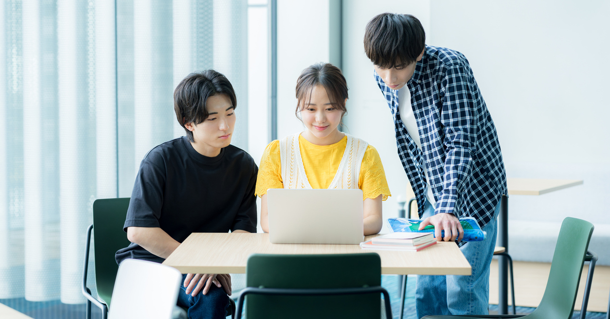 [ITmedia ビジネスオンライン] まず見るのは「コメント欄」？　消費も進路も“他人基準”で決まる若者たち