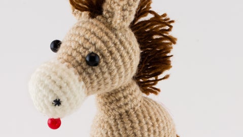 かぎ針と毛糸で編む「ウマの被り物」が可愛すぎる。ユザワヤ直伝、ぬいぐるみ用の編み物レシピに大反響