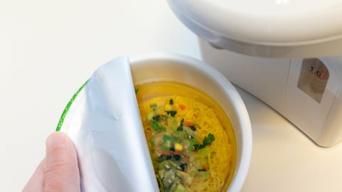 「竹串がごみ袋を突き破る」⇨これに入れればいい。運ぶ時も快適、ゴミ清掃芸人の投稿が話題