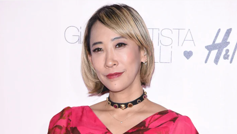 蜷川実花が自宅前の柿の木にとまるインコを撮るとこうなる。美しいコントラストに反響