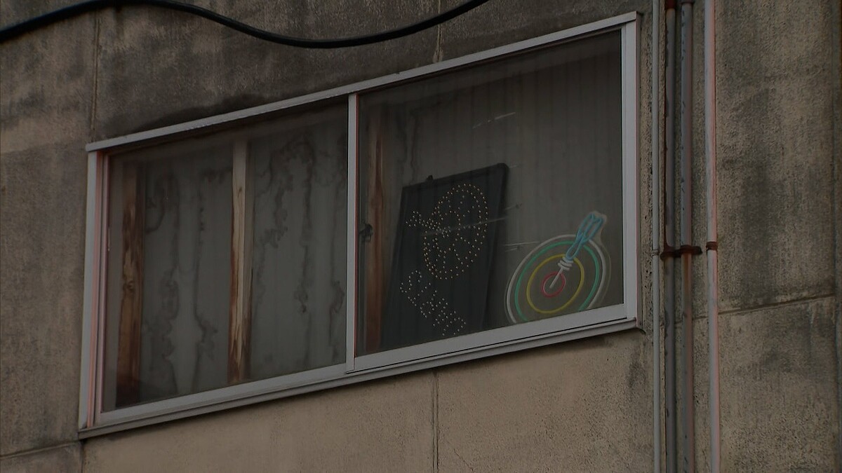 経営する飲食店の壁に女性遺体を遺棄か、男逮捕「死体を隠した」