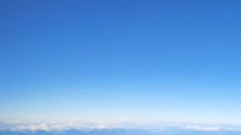 JAL機長の粋なアナウンスで外を見ると…⇨窓枠いっぱいの絶景に遭遇。「こんなに近いのは珍しい」「温かみあるサービス」