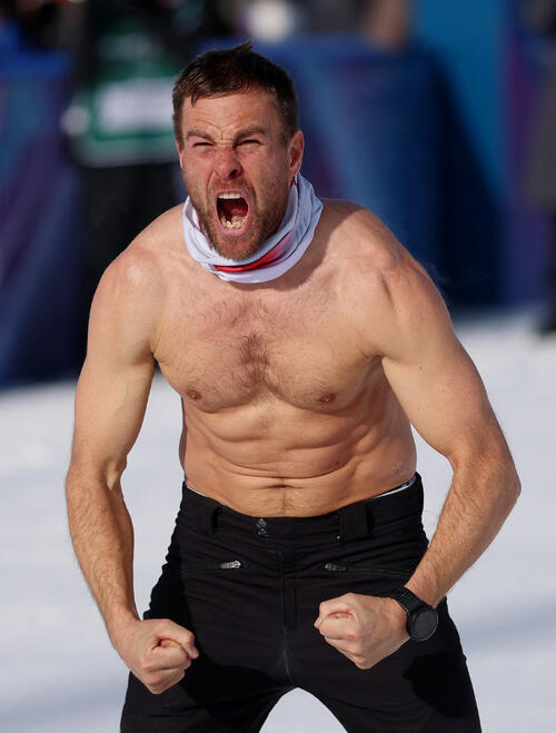 【スノボ】「そりゃ脱ぐわな」40歳オーストリア選手、２連覇で肉体美披露し、上裸で雪にダイブ